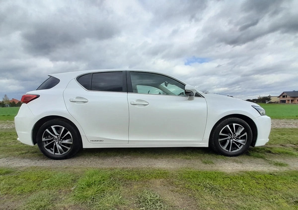 Lexus CT cena 74900 przebieg: 185000, rok produkcji 2020 z Mikołajki małe 211